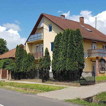 SzoladGrosses Ferienhaus Plattensee Balaton - Nyaralo Haz 6 Szobaval, 5 Fuerdoszobaval, 3000 Nm公寓 外观 照片