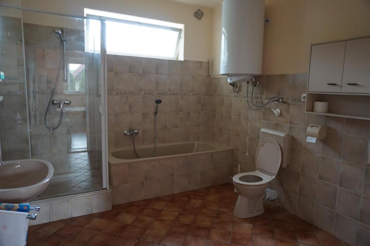 SzoladGrosses Ferienhaus Plattensee Balaton - Nyaralo Haz 6 Szobaval, 5 Fuerdoszobaval, 3000 Nm公寓 外观 照片