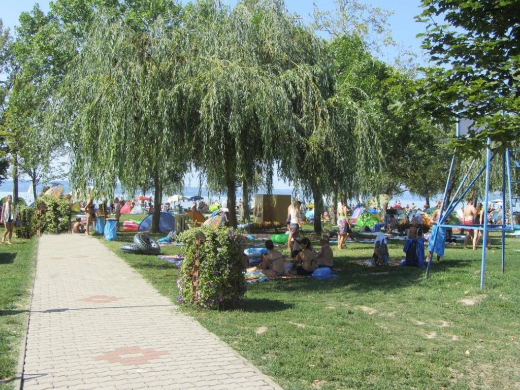 SzoladGrosses Ferienhaus Plattensee Balaton - Nyaralo Haz 6 Szobaval, 5 Fuerdoszobaval, 3000 Nm公寓 外观 照片