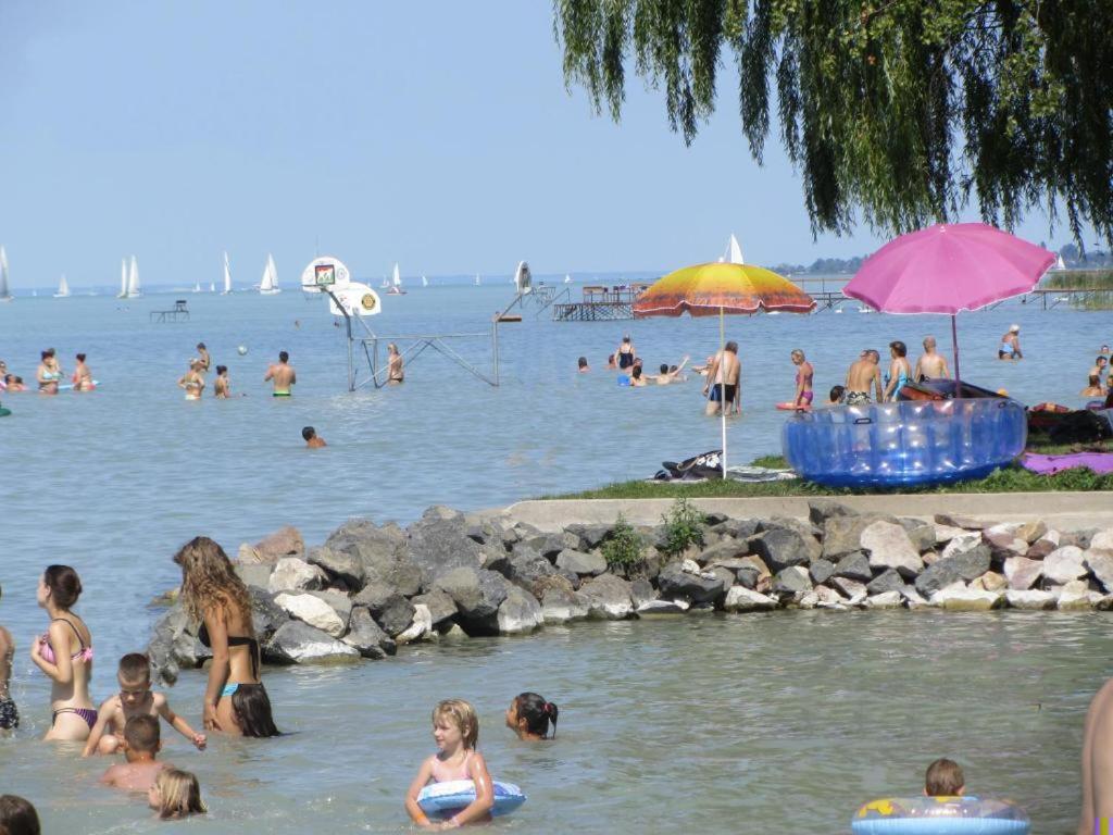 SzoladGrosses Ferienhaus Plattensee Balaton - Nyaralo Haz 6 Szobaval, 5 Fuerdoszobaval, 3000 Nm公寓 外观 照片