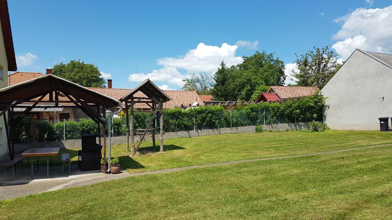 SzoladGrosses Ferienhaus Plattensee Balaton - Nyaralo Haz 6 Szobaval, 5 Fuerdoszobaval, 3000 Nm公寓 外观 照片