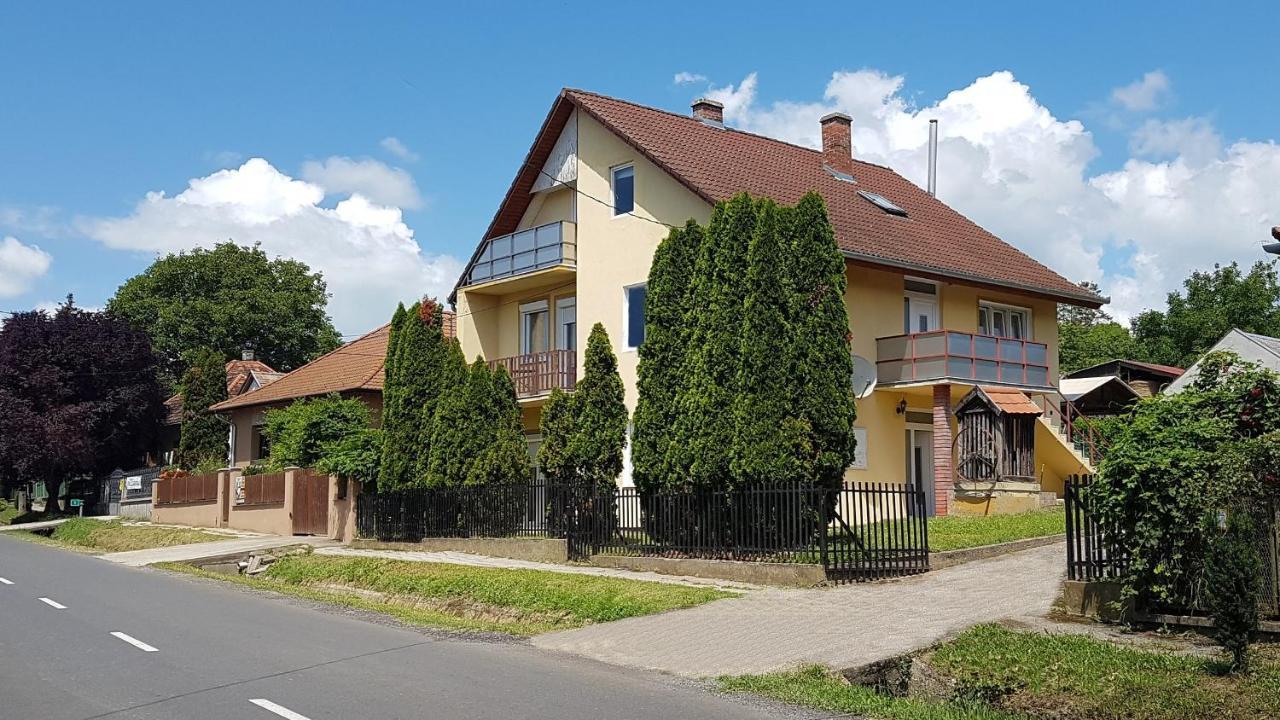 SzoladGrosses Ferienhaus Plattensee Balaton - Nyaralo Haz 6 Szobaval, 5 Fuerdoszobaval, 3000 Nm公寓 外观 照片